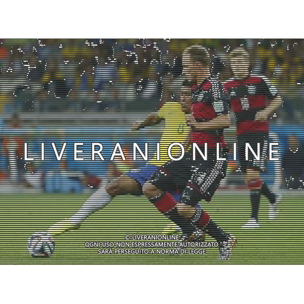 (140708) -- BELO HORIZONTE, July 8, 2014 () -- Brazil\'s Paulinho vies with Germany\'s Benedikt Howedes during a semifinal match between Brazil and Germany of 2014 FIFA World Cup at the Estadio Mineirao Stadium in Belo Horizonte, Brazil, on July 8, 2014.(/Chen Jianli)(rh) ©photoshot/Agenzia Aldo Liverani sas - ITALY ONLY - EDITORIAL USE ONLY - BRASILE VS GERMANIA partita di semifinale Coppa del mondo FIFA 2014 Mineirao stadio Estadio a Belo Horizonte, in Brasile, 8 luglio 2014, la Germania ha vinto 7-1 e qualificato per la finale