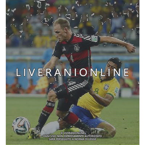 (140708) -- BELO HORIZONTE, July 8, 2014 () -- Brazil\'s Paulinho vies with Germany\'s Benedikt Howedes during a semifinal match between Brazil and Germany of 2014 FIFA World Cup at the Estadio Mineirao Stadium in Belo Horizonte, Brazil, on July 8, 2014.(/Chen Jianli)(rh) ©photoshot/Agenzia Aldo Liverani sas - ITALY ONLY - EDITORIAL USE ONLY - BRASILE VS GERMANIA partita di semifinale Coppa del mondo FIFA 2014 Mineirao stadio Estadio a Belo Horizonte, in Brasile, 8 luglio 2014, la Germania ha vinto 7-1 e qualificato per la finale