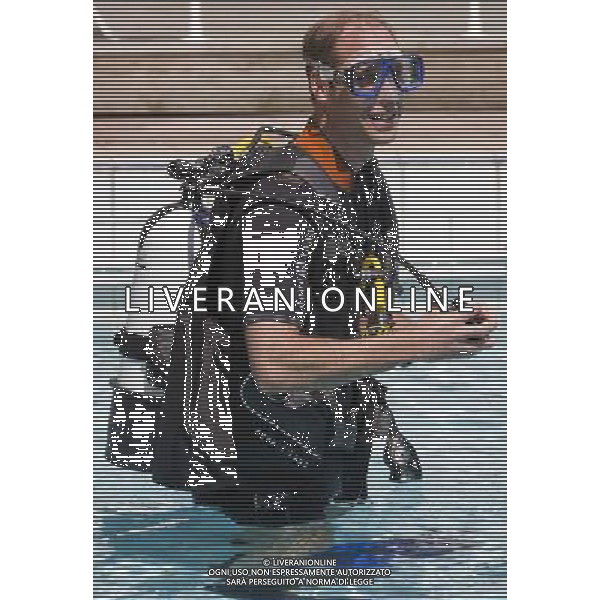 Britain\'s Prince William is pictured as he scuba dives with British Sub-Aqua Club (BSAC) members at a swimming pool in central London on July 9, 2014. In May 2014, The Duke of Cambridge followed in the footsteps of The Prince of Wales and The Duke of Edinburgh by becoming President of BSAC, the UKÇƒÙs governing body for scuba diving. ©PHOTOSHOT/Agenzia Aldo Liverani sas - ITALY ONLY - EDITORIAL USE ONLY - REALI INGLESI: Il principe Carlo d\'inghilterra con il figlio William al British Club Subacqueo (BSAC) a Londra il 9 luglio 2014