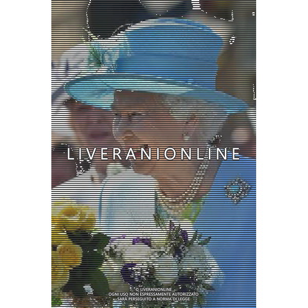 Queen Elizabeth II arrives at Matlock Station for an official visit to Derbyshire. ©PHOTOSHOT/Agenzia Aldo Liverani sas - - ITALY ONLY - EDITORIAL USE ONLY - REALI INGLESI: La regina Elisabetta II d\'Inghilterra e il marito Principe Filippo durante la loro visita nel Derbeyshire, Gran Bretagna - 10 luglio 2014