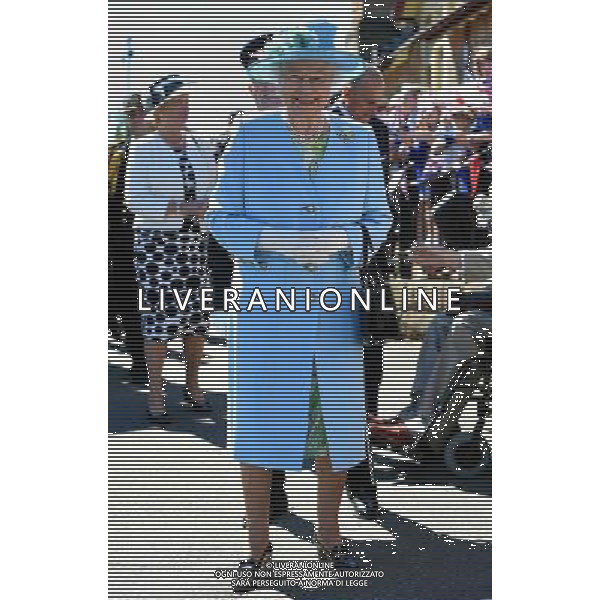 Queen Elizabeth II arrives at Matlock Station for an official visit to Derbyshire. ©PHOTOSHOT/Agenzia Aldo Liverani sas - - ITALY ONLY - EDITORIAL USE ONLY - REALI INGLESI: La regina Elisabetta II d\'Inghilterra e il marito Principe Filippo durante la loro visita nel Derbeyshire, Gran Bretagna - 10 luglio 2014