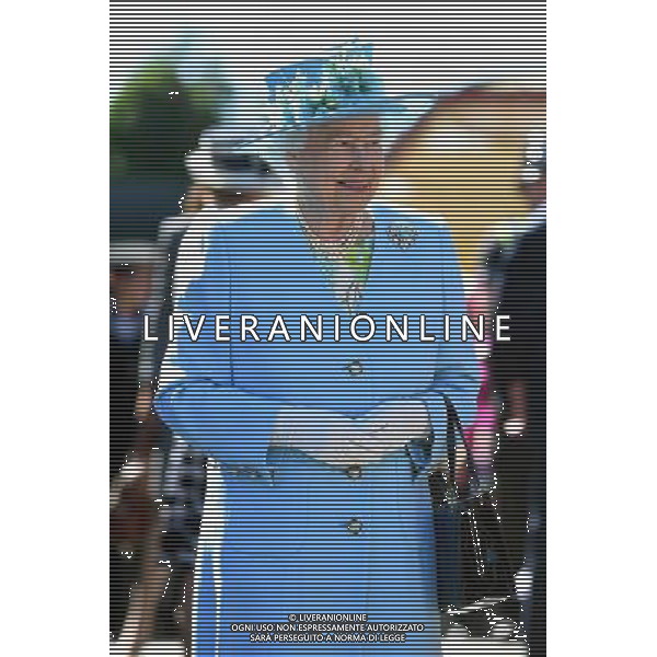 Queen Elizabeth II arrives at Matlock Station for an official visit to Derbyshire. ©PHOTOSHOT/Agenzia Aldo Liverani sas - - ITALY ONLY - EDITORIAL USE ONLY - REALI INGLESI: La regina Elisabetta II d\'Inghilterra e il marito Principe Filippo durante la loro visita nel Derbeyshire, Gran Bretagna - 10 luglio 2014