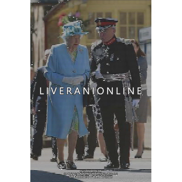 Queen Elizabeth II walks with Lord Lieutenant of Derbyshire, William Tucker following her arrival at Matlock Station. ©PHOTOSHOT/Agenzia Aldo Liverani sas - - ITALY ONLY - EDITORIAL USE ONLY - REALI INGLESI: La regina Elisabetta II d\'Inghilterra e il marito Principe Filippo durante la loro visita nel Derbeyshire, Gran Bretagna - 10 luglio 2014