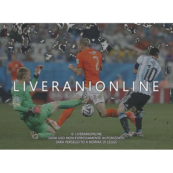 (140709) -- SAO PAULO, July 9, 2014 () -- Netherlands\' Ron Vlaar (C) and goalkeeper Jasper Cillessen (L) block a shot by Argentina\'s Lionel Messi (R) during a semifinal match between Netherlands and Argentina of 2014 FIFA World Cup at the Arena de Sao Paulo Stadium in Sao Paulo, Brazil, on July 9, 2014. Argentina won 4-2 on penalties over Netherlands after a 0-0 tie and qualified for the final on Wednesday. (/Zhou Lei)(pcy) ©PHOTOSHOT/Agenzia Aldo Liverani sas - - ITALY ONLY - EDITORIAL USE ONLY - Olanda e Argentina semifinale della Coppa del mondo FIFA 2014 presso l\'Arena de Sao Paulo Stadium di San Paolo, Brasile, il 9 luglio 2014. Argentina ha vinto 4-2 ai rigori e qualificata per la finale