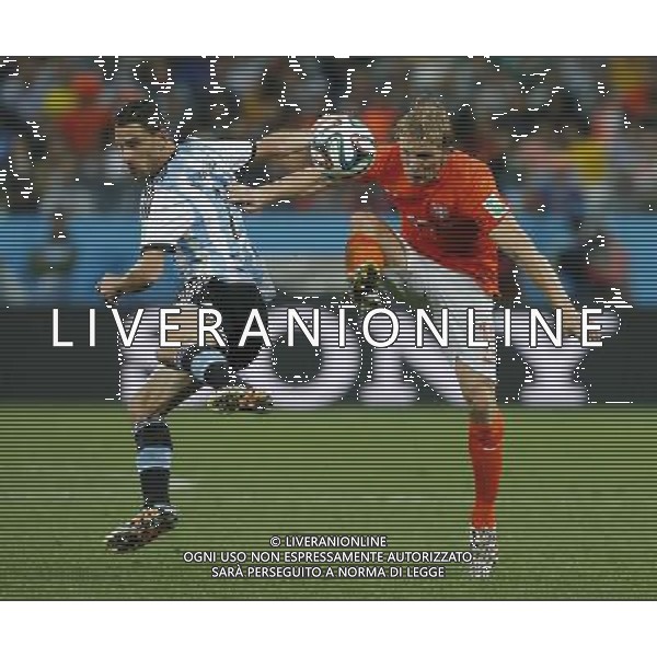 (140709) -- SAO PAULO, July 9, 2014 () -- Argentina\'s Maxi Rodriguez (L) vies with Netherlands\' Dirk Kuyt during a semifinal match between Netherlands and Argentina of 2014 FIFA World Cup at the Arena de Sao Paulo Stadium in Sao Paulo, Brazil, on July 9, 2014. Argentina won 4-2 on penalties over Netherlands after a 0-0 tie and qualified for the final on Wednesday. (/Zhou Lei)(pcy) ©PHOTOSHOT/Agenzia Aldo Liverani sas - - ITALY ONLY - EDITORIAL USE ONLY - Olanda e Argentina semifinale della Coppa del mondo FIFA 2014 presso l\'Arena de Sao Paulo Stadium di San Paolo, Brasile, il 9 luglio 2014. Argentina ha vinto 4-2 ai rigori e qualificata per la finale