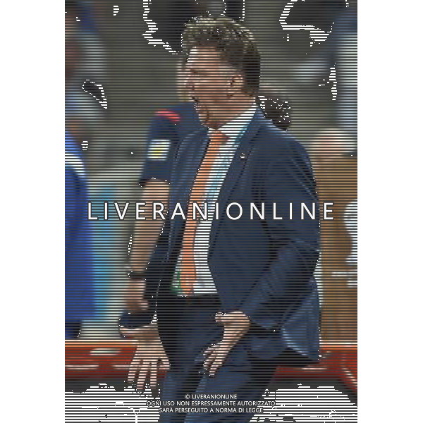 (140709) -- SAO PAULO, July 9, 2014 () -- Netherlands\' coach Louis Van Gaal reacts during a semifinal match between Netherlands and Argentina of 2014 FIFA World Cup at the Arena de Sao Paulo Stadium in Sao Paulo, Brazil, on July 9, 2014. Argentina won 4-2 on penalties over Netherlands after a 0-0 tie and qualified for the final on Wednesday.(/Wang Yuguo)(rh) ©PHOTOSHOT/Agenzia Aldo Liverani sas - - ITALY ONLY - EDITORIAL USE ONLY - Olanda e Argentina semifinale della Coppa del mondo FIFA 2014 presso l\'Arena de Sao Paulo Stadium di San Paolo, Brasile, il 9 luglio 2014. Argentina ha vinto 4-2 ai rigori e qualificata per la finale