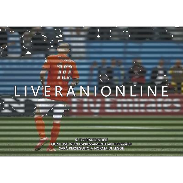 (140709) -- SAO PAULO, July 9, 2014 () -- Netherlands\' Wesley Sneijder reacts after missing a penalty kick in the penalty shoot-out during a semifinal match between Netherlands and Argentina of 2014 FIFA World Cup at the Arena de Sao Paulo Stadium in Sao Paulo, Brazil, on July 9, 2014. Argentina won 4-2 on penalties over Netherlands after a 0-0 tie and qualified for the final on Wednesday. (/Wang Lili)(pcy) ©PHOTOSHOT/Agenzia Aldo Liverani sas - - ITALY ONLY - EDITORIAL USE ONLY - Olanda e Argentina semifinale della Coppa del mondo FIFA 2014 presso l\'Arena de Sao Paulo Stadium di San Paolo, Brasile, il 9 luglio 2014. Argentina ha vinto 4-2 ai rigori e qualificata per la finale