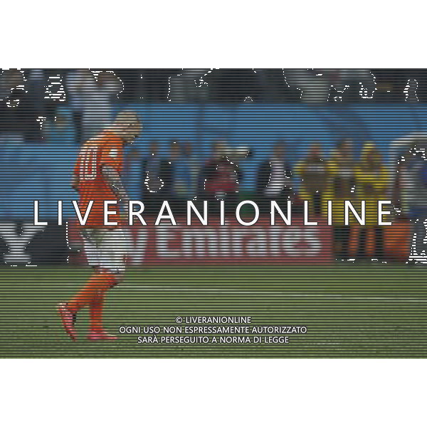(140709) -- SAO PAULO, July 9, 2014 () -- Netherlands\' Wesley Sneijder reacts after missing a penalty kick in the penalty shoot-out during a semifinal match between Netherlands and Argentina of 2014 FIFA World Cup at the Arena de Sao Paulo Stadium in Sao Paulo, Brazil, on July 9, 2014. Argentina won 4-2 on penalties over Netherlands after a 0-0 tie and qualified for the final on Wednesday. (/Wang Lili)(pcy) ©PHOTOSHOT/Agenzia Aldo Liverani sas - - ITALY ONLY - EDITORIAL USE ONLY - Olanda e Argentina semifinale della Coppa del mondo FIFA 2014 presso l\'Arena de Sao Paulo Stadium di San Paolo, Brasile, il 9 luglio 2014. Argentina ha vinto 4-2 ai rigori e qualificata per la finale