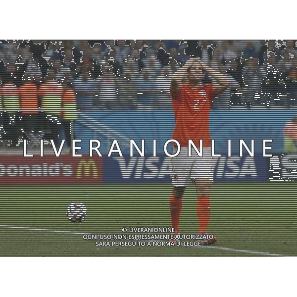(140709) -- SAO PAULO, July 9, 2014 () -- Netherlands\' Wesley Sneijder reacts after missing a penalty kick in the penalty shoot-out during a semifinal match between Netherlands and Argentina of 2014 FIFA World Cup at the Arena de Sao Paulo Stadium in Sao Paulo, Brazil, on July 9, 2014. Argentina won 4-2 on penalties over Netherlands after a 0-0 tie and qualified for the final on Wednesday. (/Wang Lili)(pcy) ©PHOTOSHOT/Agenzia Aldo Liverani sas - - ITALY ONLY - EDITORIAL USE ONLY - Olanda e Argentina semifinale della Coppa del mondo FIFA 2014 presso l\'Arena de Sao Paulo Stadium di San Paolo, Brasile, il 9 luglio 2014. Argentina ha vinto 4-2 ai rigori e qualificata per la finale
