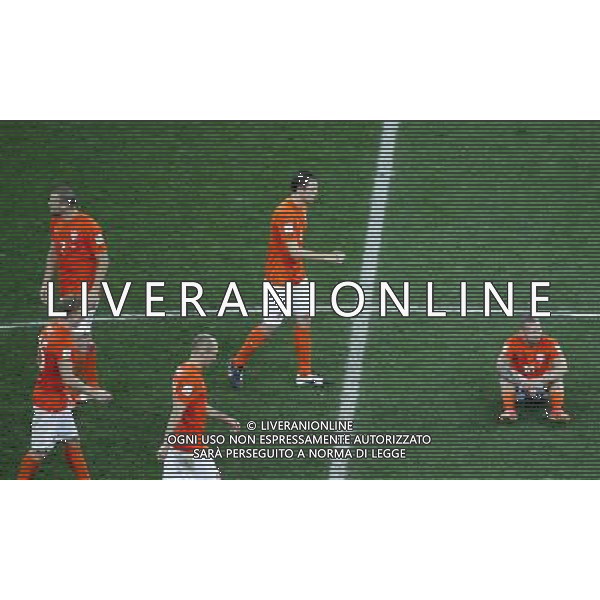 (140709) -- SAO PAULO, July 9, 2014 () -- Netherlands\' Wesley Sneijder sits on the field after a semifinal match between Netherlands and Argentina of 2014 FIFA World Cup at the Arena de Sao Paulo Stadium in Sao Paulo, Brazil, on July 9, 2014. Argentina won 4-2 on penalties over Netherlands after a 0-0 tie and qualified for the final on Wednesday.(/Liao Yujie)(rh) ©PHOTOSHOT/Agenzia Aldo Liverani sas - - ITALY ONLY - EDITORIAL USE ONLY - Olanda e Argentina semifinale della Coppa del mondo FIFA 2014 presso l\'Arena de Sao Paulo Stadium di San Paolo, Brasile, il 9 luglio 2014. Argentina ha vinto 4-2 ai rigori e qualificata per la finale