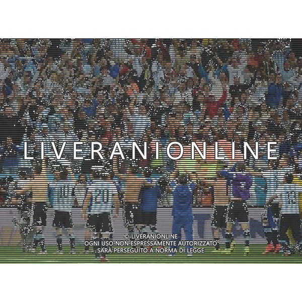 (140709) -- SAO PAULO, July 9, 2014 () -- Argentina\'s players greet the fans after a semifinal match between Netherlands and Argentina of 2014 FIFA World Cup at the Arena de Sao Paulo Stadium in Sao Paulo, Brazil, on July 9, 2014. Argentina won 4-2 on penalties over Netherlands after a 0-0 tie and qualified for the final on Wednesday.(/Wang Yuguo)(rh) ©PHOTOSHOT/Agenzia Aldo Liverani sas - - ITALY ONLY - EDITORIAL USE ONLY - Olanda e Argentina semifinale della Coppa del mondo FIFA 2014 presso l\'Arena de Sao Paulo Stadium di San Paolo, Brasile, il 9 luglio 2014. Argentina ha vinto 4-2 ai rigori e qualificata per la finale