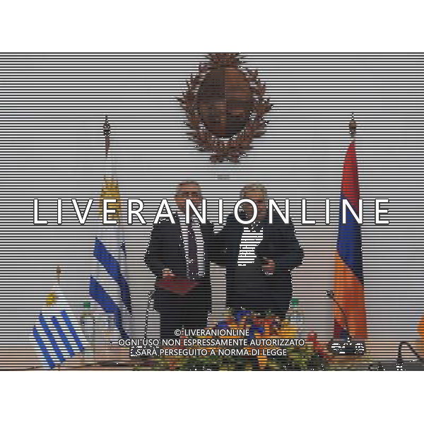 (140710) -- MONTEVIDEO, July 10, 2014 () -- Image provided by Uruguay\'s Presidency shows Armenia\'s President Serzh Sargsyan (L) posing with his Uruguayan counterpart Jose Mujica at the Executive Tower in Montevideo, capital of Uruguay, on July 9, 2014. Serzh Sargsyan was on a two-day official visit to Uruguay. (/Uruguay\'s Presidency) (vf) (sp) ©photoshot/Agenzia Aldo Liverani sas - ITALY ONLY - EDITORIAL USE ONLY ©PHOTOSHOT/Agenzia Aldo Liverani sas - - ITALY ONLY - EDITORIAL USE ONLY - il presidente armeno Serzh Sargsyan a Montevideo , capitale dell\'Uruguay, il 9 luglio 2014 in visita ufficiale di due giorni