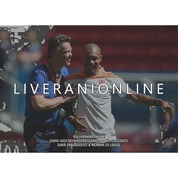 (140711) -- BRASILIA, July 11, 2014 () -- Netherlands head coach Louis van Gaal(L) talks with Nigel de Jong during a training session at the Estadio Nacional Stadium in Brasilia, Brazil, on July 5, 2014. Netherlands will play the 2014 FIFA World Cup football match for third place against host Brazil on Saturday.(/Guo Yong)(wll) ©photoshot/Agenzia Aldo Liverani sas - ITALY ONLY - EDITORIAL USE ONLY - Conferenza stampa e allenamento della nazionale dell\'olanda Coppa del mondo FIFA presso il Nacional stadio Estadio a Brasilia, in Brasile, 5 luglio 2014