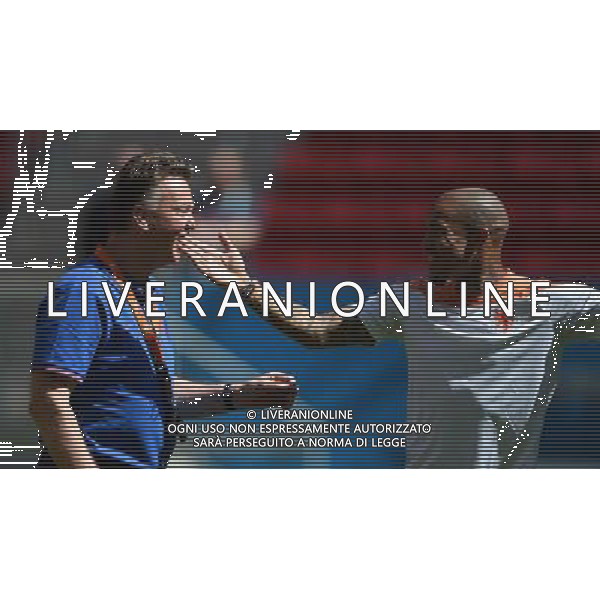 (140711) -- BRASILIA, July 11, 2014 () -- Netherlands head coach Louis van Gaal(L) talks with Nigel de Jong during a training session at the Estadio Nacional Stadium in Brasilia, Brazil, on July 5, 2014. Netherlands will play the 2014 FIFA World Cup football match for third place against host Brazil on Saturday.(/Guo Yong)(wll) ©photoshot/Agenzia Aldo Liverani sas - ITALY ONLY - EDITORIAL USE ONLY - Conferenza stampa e allenamento della nazionale dell\'olanda Coppa del mondo FIFA presso il Nacional stadio Estadio a Brasilia, in Brasile, 5 luglio 2014