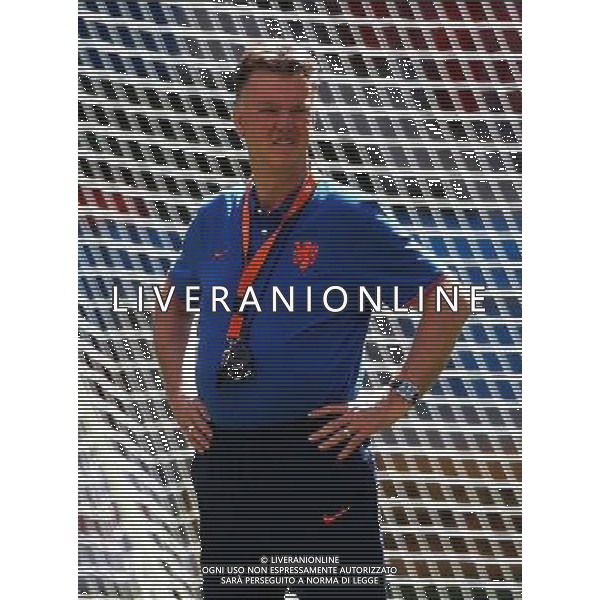 (140711) -- BRASILIA, July 11, 2014 () -- Netherlands head coach Louis van Gaal looks on during a training session at the Estadio Nacional Stadium in Brasilia, Brazil, on July 5, 2014. Netherlands will play the 2014 FIFA World Cup football match for third place against host Brazil on Saturday.(/Cao Can)(wll) ©photoshot/Agenzia Aldo Liverani sas - ITALY ONLY - EDITORIAL USE ONLY - Conferenza stampa e allenamento della nazionale dell\'olanda Coppa del mondo FIFA presso il Nacional stadio Estadio a Brasilia, in Brasile, 5 luglio 2014