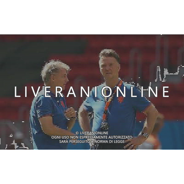 (140711) -- BRASILIA, July 11, 2014 () -- Netherlands head coach Louis van Gaal(R) looks on during a training session at the Estadio Nacional Stadium in Brasilia, Brazil, on July 5, 2014. Netherlands will play the 2014 FIFA World Cup football match for third place against host Brazil on Saturday.(/Cao Can)(wll) ©photoshot/Agenzia Aldo Liverani sas - ITALY ONLY - EDITORIAL USE ONLY - Conferenza stampa e allenamento della nazionale dell\'olanda Coppa del mondo FIFA presso il Nacional stadio Estadio a Brasilia, in Brasile, 5 luglio 2014