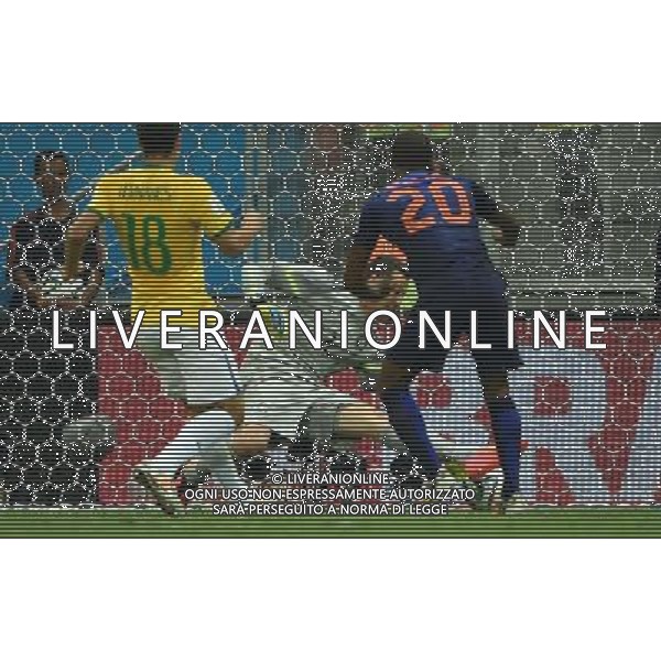 (140712) -- BRASILIA, July 12, 2014 () -- Brazil\'s goalkeeper Julio Cesar (C) fails to block a shot by Netherlands\' Georginio Wijnaldum (R) during the third place play-off match between Brazil and Netherlands of 2014 FIFA World Cup at the Estadio Nacional Stadium in Brasilia, Brazil, on July 12, 2014. Netherlands won 3-0 over Brazil and took the third place of the tournament on Saturday. (/Guo Yong)(pcy) AG ALDO LIVERANI SAS ONLY ITALY