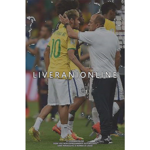 (140712) -- BRASILIA, July 12, 2014 () -- Brazil\'s Neymar (L) leaves the pitch after the third place play-off match between Brazil and Netherlands of 2014 FIFA World Cup at the Estadio Nacional Stadium in Brasilia, Brazil, on July 12, 2014. Netherlands won 3-0 over Brazil and took the third place of the tournament on Saturday. (/Guo Yong)(pcy) AG ALDO LIVERANI SAS ONLY ITALY