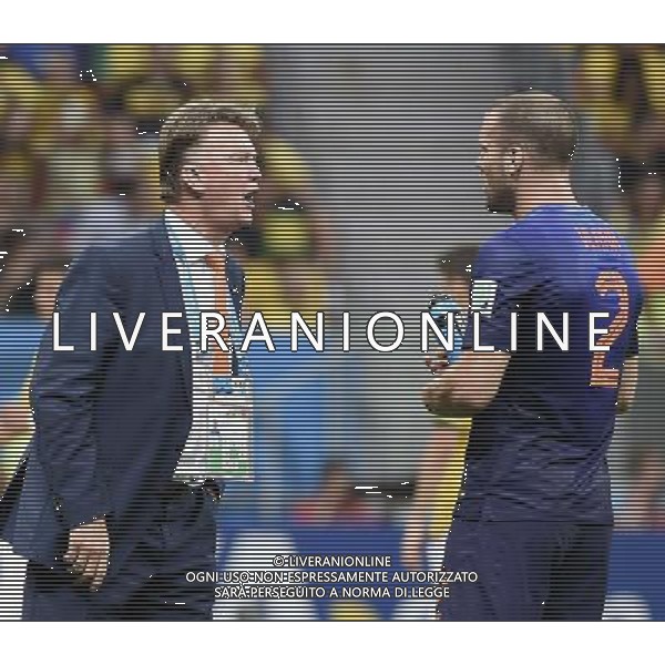 (140712) -- BRASILIA, July 12, 2014 () -- Netherlands\' coach Louis Van Gaal (L) speaks with Ron Vlaar during the third place play-off match between Brazil and Netherlands of 2014 FIFA World Cup at the Estadio Nacional Stadium in Brasilia, Brazil, on July 12, 2014.(/Yang Lei)(rh) AG ALDO LIVERANI SAS ONLY ITALY