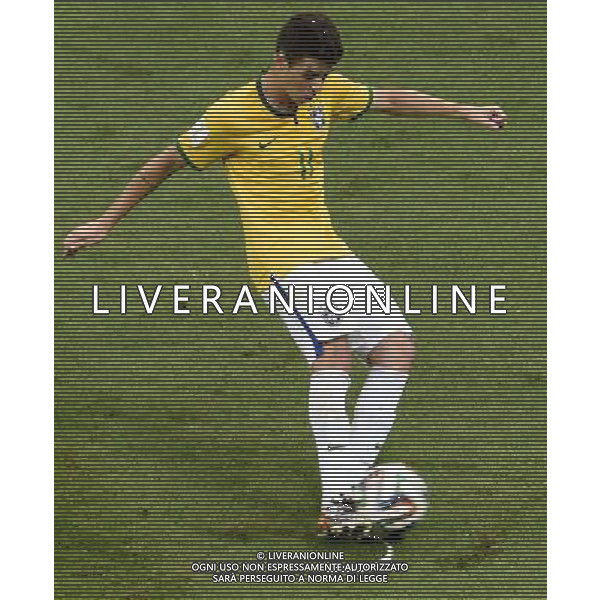 (140712) -- BRASILIA, July 12, 2014 () -- Brazil\'s Oscar makes a free kick during the third place play-off match between Brazil and Netherlands of 2014 FIFA World Cup at the Estadio Nacional Stadium in Brasilia, Brazil, on July 12, 2014.(/Lui Siu Wai)(pcy) AG ALDO LIVERANI SAS ONLY ITALY