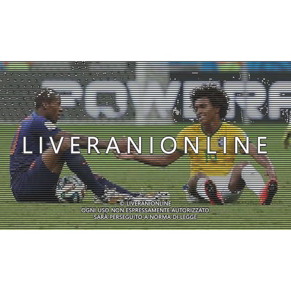(140712) -- BRASILIA, July 12, 2014 () -- Netherlands\' Georginio Wijnaldum and Brazil\'s Willian shake hands during the third place play-off match between Brazil and Netherlands of 2014 FIFA World Cup at the Estadio Nacional Stadium in Brasilia, Brazil, on July 12, 2014.(/Cao Can)(rh) AG ALDO LIVERANI SAS ONLY ITALY