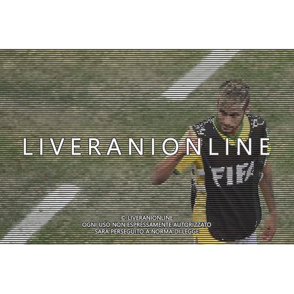 (140712) -- BRASILIA, July 12, 2014 () -- Brazil\'s Neymar gestures to fans during the third place play-off match between Brazil and Netherlands of 2014 FIFA World Cup at the Estadio Nacional Stadium in Brasilia, Brazil, on July 12, 2014.(/Lui Siu Wai)(pcy) AG ALDO LIVERANI SAS ONLY ITALY