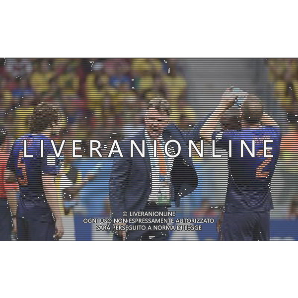 (140712) -- BRASILIA, July 12, 2014 () -- Netherlands\' coach Louis Van Gaal (C) speaks with players during the third place play-off match between Brazil and Netherlands of 2014 FIFA World Cup at the Estadio Nacional Stadium in Brasilia, Brazil, on July 12, 2014.(/Yang Lei)(rh) AG ALDO LIVERANI SAS ONLY ITALY