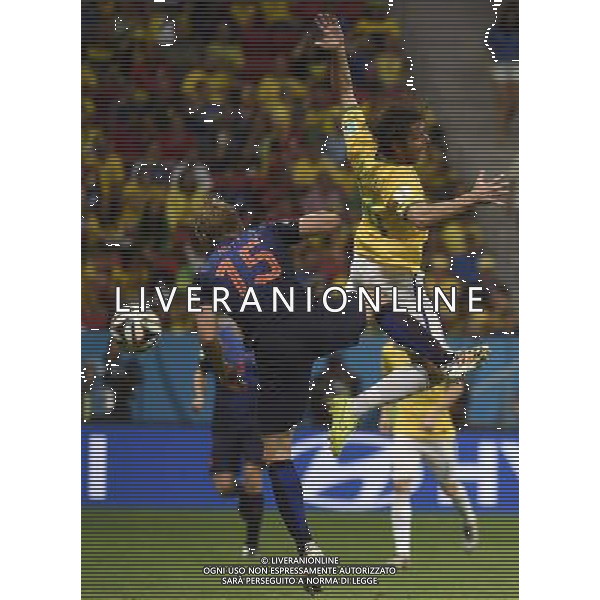 (140712) -- BRASILIA, July 12, 2014 () -- Netherlands\' Dirk Kuyt vies with Brazil\'s Maxwell during the third place play-off match between Brazil and Netherlands of 2014 FIFA World Cup at the Estadio Nacional Stadium in Brasilia, Brazil, on July 12, 2014.(/Yang Lei)(rh) AG ALDO LIVERANI SAS ONLY ITALY