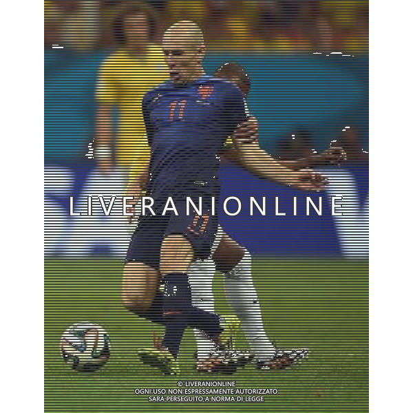 (140712) -- BRASILIA, July 12, 2014 () -- Netherlands\' Arjen Robben (front) controls the ball during the third place play-off match between Brazil and Netherlands of 2014 FIFA World Cup at the Estadio Nacional Stadium in Brasilia, Brazil, on July 12, 2014.(/Guo Yong)(pcy) AG ALDO LIVERANI SAS ONLY ITALY