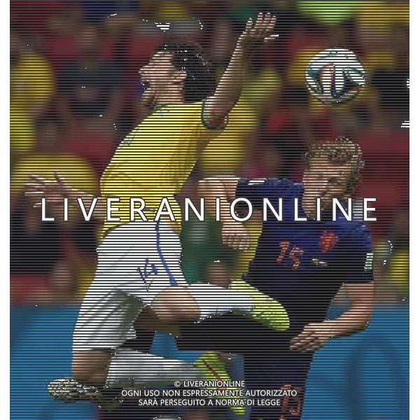 (140712) -- BRASILIA, July 12, 2014 () -- Brazil\'s Maxwell (L) competes for a header with Netherlands\' Dirk Kuyt during the third place play-off match between Brazil and Netherlands of 2014 FIFA World Cup at the Estadio Nacional Stadium in Brasilia, Brazil, on July 12, 2014.(/Guo Yong)(pcy) AG ALDO LIVERANI SAS ONLY ITALY