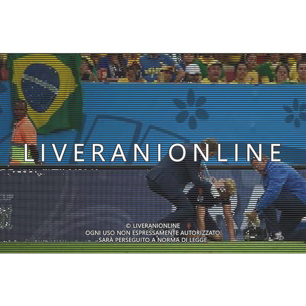(140712) -- BRASILIA, July 12, 2014 () -- Netherlands\' Dirk Kuyt (C) takes medical care during the third place play-off match between Brazil and Netherlands of 2014 FIFA World Cup at the Estadio Nacional Stadium in Brasilia, Brazil, on July 12, 2014.(/Guo Yong)(pcy) AG ALDO LIVERANI SAS ONLY ITALY