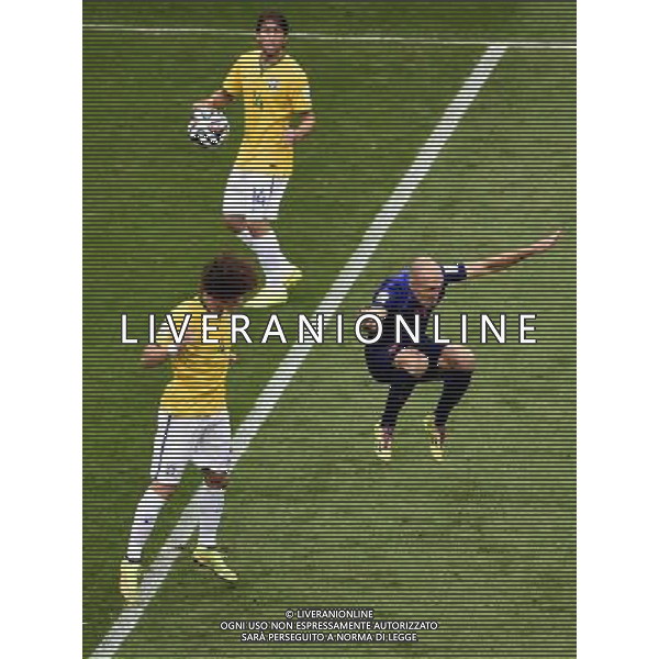 (140712) -- BRASILIA, July 12, 2014 () -- Brazil\'s David Luiz (L) vies with Netherlands\' Arjen Robben (R) during the third place play-off match between Brazil and Netherlands of 2014 FIFA World Cup at the Estadio Nacional Stadium in Brasilia, Brazil, on July 12, 2014.(/Lui Siu Wai)(pcy) AG ALDO LIVERANI SAS ONLY ITALY