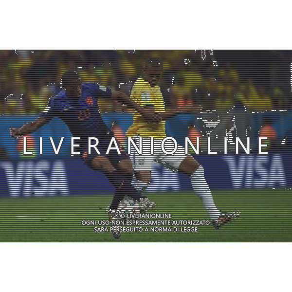 (140712) -- BRASILIA, July 12, 2014 () -- Netherlands\' Georginio Wijnaldum (L) vies with Brazil\'s Ramires during the third place play-off match between Brazil and Netherlands of 2014 FIFA World Cup at the Estadio Nacional Stadium in Brasilia, Brazil, on July 12, 2014.(/Guo Yong)(pcy) AG ALDO LIVERANI SAS ONLY ITALY