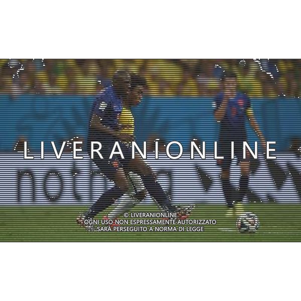 (140712) -- BRASILIA, July 12, 2014 () -- Netherlands\' Bruno Martins Indi (front) vies with Brazil\'s Willian during the third place play-off match between Brazil and Netherlands of 2014 FIFA World Cup at the Estadio Nacional Stadium in Brasilia, Brazil, on July 12, 2014.(/Guo Yong)(pcy) AG ALDO LIVERANI SAS ONLY ITALY