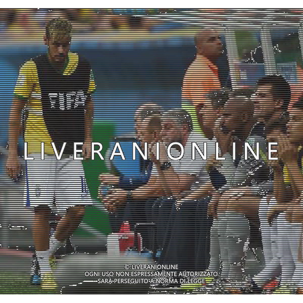(140712) -- BRASILIA, July 12, 2014 () -- Brazil\'s injured Neymar (L) walks to the bench before the third place play-off match between Brazil and Netherlands of 2014 FIFA World Cup at the Estadio Nacional Stadium in Brasilia, Brazil, on July 12, 2014.(/Guo Yong)(pcy) AG ALDO LIVERANI SAS ONLY ITALY