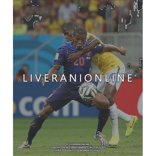 (140712) -- BRASILIA, July 12, 2014 () -- Netherlands\' Georginio Wijnaldum vies with Brazil\'s Ramires during the third place play-off match between Brazil and Netherlands of 2014 FIFA World Cup at the Estadio Nacional Stadium in Brasilia, Brazil, on July 12, 2014.(/Cao Can)(rh) AG ALDO LIVERANI SAS ONLY ITALY