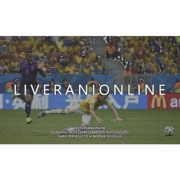 (140712) -- BRASILIA, July 12, 2014 () -- Netherlands\' Jonathan De Guzman vies with Brazil\'s Oscar during the third place play-off match between Brazil and Netherlands of 2014 FIFA World Cup at the Estadio Nacional Stadium in Brasilia, Brazil, on July 12, 2014.(/Yang Lei)(rh) AG ALDO LIVERANI SAS ONLY ITALY
