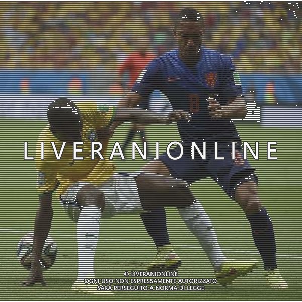 (140712) -- BRASILIA, July 12, 2014 () -- Netherlands\' Jonathan De Guzman vies with Brazil\'s Ramires during the third place play-off match between Brazil and Netherlands of 2014 FIFA World Cup at the Estadio Nacional Stadium in Brasilia, Brazil, on July 12, 2014.(/Yang Lei)(rh) AG ALDO LIVERANI SAS ONLY ITALY