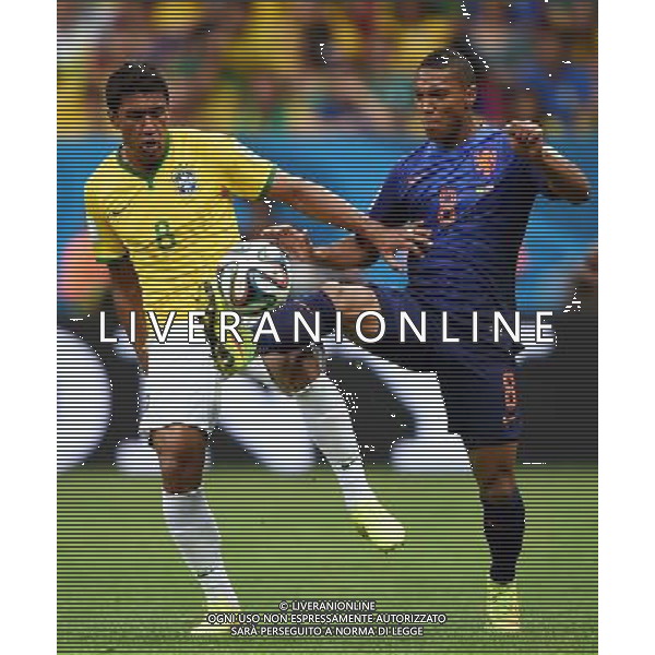 (140712) -- BRASILIA, July 12, 2014 () -- Netherlands\' Jonathan De Guzman (R) vies with Brazil\'s Paulinho during the third place play-off match between Brazil and Netherlands of 2014 FIFA World Cup at the Estadio Nacional Stadium in Brasilia, Brazil, on July 12, 2014.(/Guo Yong)(pcy) AG ALDO LIVERANI SAS ONLY ITALY