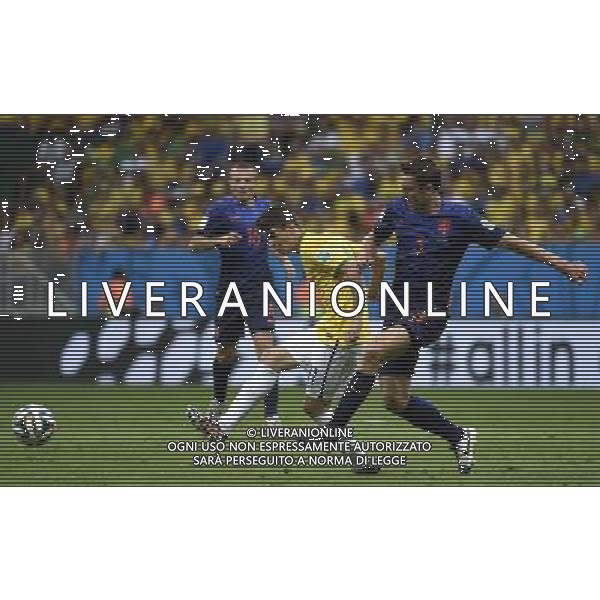 (140712) -- BRASILIA, July 12, 2014 () -- Netherlands\' Stefan de Vrij vies with Brazil\'s Oscar during the third place play-off match between Brazil and Netherlands of 2014 FIFA World Cup at the Estadio Nacional Stadium in Brasilia, Brazil, on July 12, 2014.(/Yang Lei)(rh) AG ALDO LIVERANI SAS ONLY ITALY