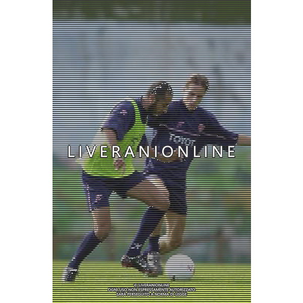 FOLGARIA 02/07/2003 PRIMO ALLENAMENTO IN RITIRO DEL PERUGIA CALCIO NELLA FOTO: SAADI AL GHEDDAFI IN LOTTA CON RICCARDO CAZZOLA* FOTO 1905/ROBERTO SETTONCE/ALDO LIVERANI