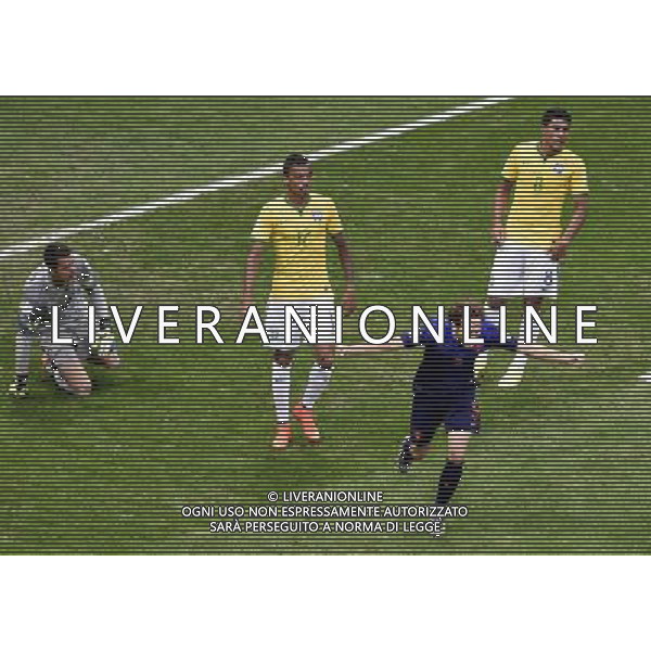 (140712) -- BRASILIA, July 12, 2014 () -- Brazil\'s Paulinho (1st R), Luiz Gustavo (2nd L) and goalkeeper Julio Cesar (1st L) react as Netherlands\' Daley Blind (2nd R) celebrates after scoring a goal during the third place play-off match between Brazil and Netherlands of 2014 FIFA World Cup at the Estadio Nacional Stadium in Brasilia, Brazil, on July 12, 2014.(/Lui Siu Wai)(pcy) AG ALDO LIVERANI SAS ONLY ITALY