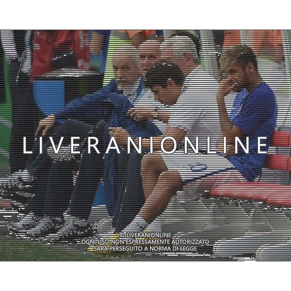 (140712) -- BRASILIA, July 12, 2014 () -- Brazil\'s Neymar (1st R) watches teammates\' training on the bench before the third place play-off match between Brazil and Netherlands of 2014 FIFA World Cup at the Estadio Nacional Stadium in Brasilia, Brazil, on July 12, 2014.(/Guo Yong)(pcy) AG ALDO LIVERANI SAS ONLY ITALY