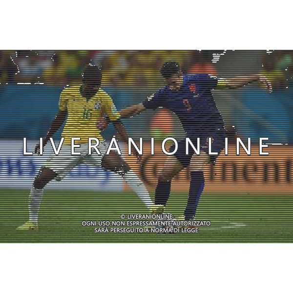 (140712) -- BRASILIA, July 12, 2014 () -- Brazil\'s Ramires (L) vies with Netherlands\' Robin van Persie during the third place play-off match between Brazil and Netherlands of 2014 FIFA World Cup at the Estadio Nacional Stadium in Brasilia, Brazil, on July 12, 2014.(/Guo Yong)(pcy) AG ALDO LIVERANI SAS ONLY ITALY