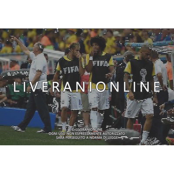 (140712) -- BRASILIA, July 12, 2014 () -- Brazil\'s injured Neymar (2nd L) talks with Dante (3rd L) in front of the bench during the third place play-off match between Brazil and Netherlands of 2014 FIFA World Cup at the Estadio Nacional Stadium in Brasilia, Brazil, on July 12, 2014.(/Guo Yong)(pcy) AG ALDO LIVERANI SAS ONLY ITALY