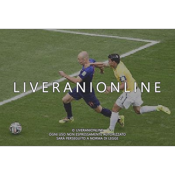 (140712) -- BRASILIA, July 12, 2014 () -- Brazil\'s Thiago Silva (R) commits a foul on Netherlands\' Arjen Robben during the third place play-off match between Brazil and Netherlands of 2014 FIFA World Cup at the Estadio Nacional Stadium in Brasilia, Brazil, on July 12, 2014.(/Lui Siu Wai)(pcy) AG ALDO LIVERANI SAS ONLY ITALY