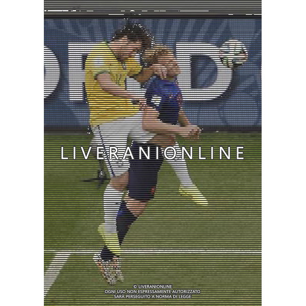 (140712) -- BRASILIA, July 12, 2014 () -- Brazil\'s Maxwell (L) competes for a header with Netherlands\' Dirk Kuyt during the third place play-off match between Brazil and Netherlands of 2014 FIFA World Cup at the Estadio Nacional Stadium in Brasilia, Brazil, on July 12, 2014.(/Lui Siu Wai)(pcy) AG ALDO LIVERANI SAS ONLY ITALY