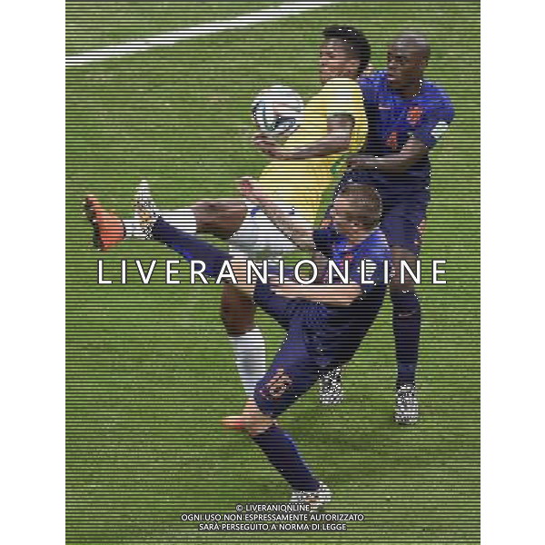 (140712) -- BRASILIA, July 12, 2014 () -- Brazil\'s Jo (L) vies with Netherlands\' Jordy Clasie (front) and Bruno Martins Indi (back) during the third place play-off match between Brazil and Netherlands of 2014 FIFA World Cup at the Estadio Nacional Stadium in Brasilia, Brazil, on July 12, 2014.(/Lui Siu Wai)(pcy) AG ALDO LIVERANI SAS ONLY ITALY