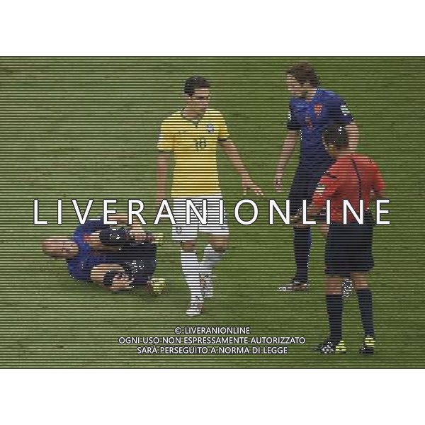 (140712) -- BRASILIA, July 12, 2014 () -- Brazil\'s Hernanes (2nd L) argues with Algeria\'s referee Djamel Haimoudi (1st R) as Netherlands\' Arjen Robben (1st L) lies on the pitch during the third place play-off match between Brazil and Netherlands of 2014 FIFA World Cup at the Estadio Nacional Stadium in Brasilia, Brazil, on July 12, 2014. Netherlands won 3-0 over Brazil and took the third place of the tournament on Saturday. (/Lui Siu Wai)(pcy) AG ALDO LIVERANI SAS ONLY ITALY