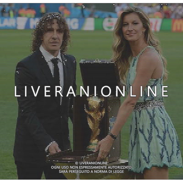FIFA World Cup Brasile 2014 Finale Rio de Janeiro - 13.07.2014 Germania-Argentina Nella Foto:puyol porta la coppa con la modella brasiliana /Ph.Vitez-Ag. Aldo Liverani